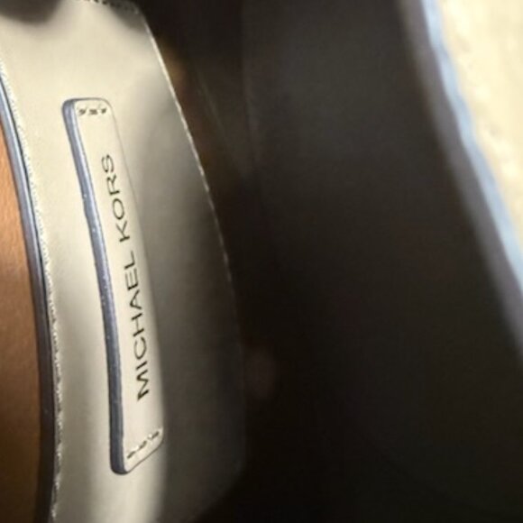 AUTHENTIC MK Stunning Crossbody Hobo in Color of the Season. GENUINE LEATHER! - Picture 8 of 9